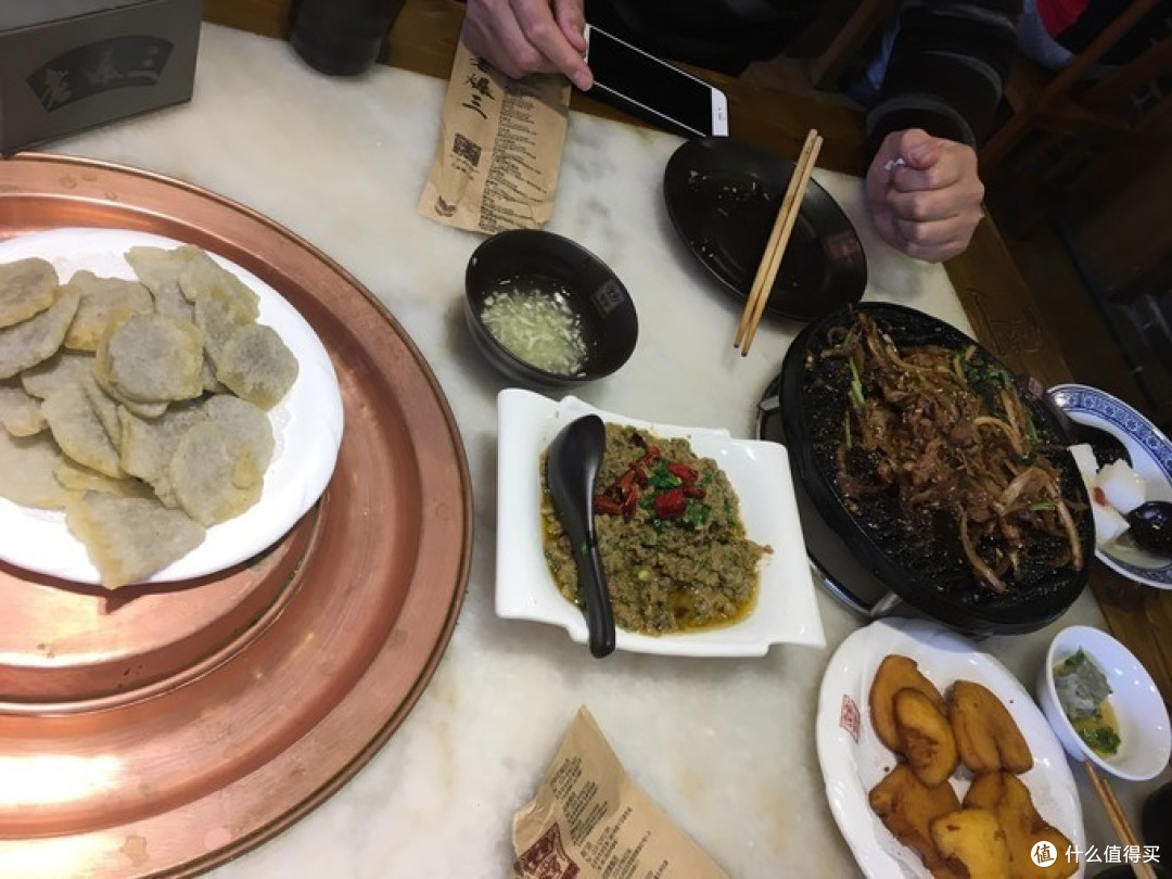 左侧油煎灌肠,配蒜蓉碗;右下炸窝头,配臭豆腐 左侧油煎灌肠,配蒜蓉碗;右下炸窝头,配臭豆腐