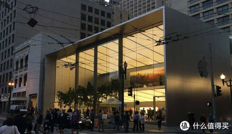 美国人买账iPhone X吗？小编带你去旧金山Apple Store一探究竟！