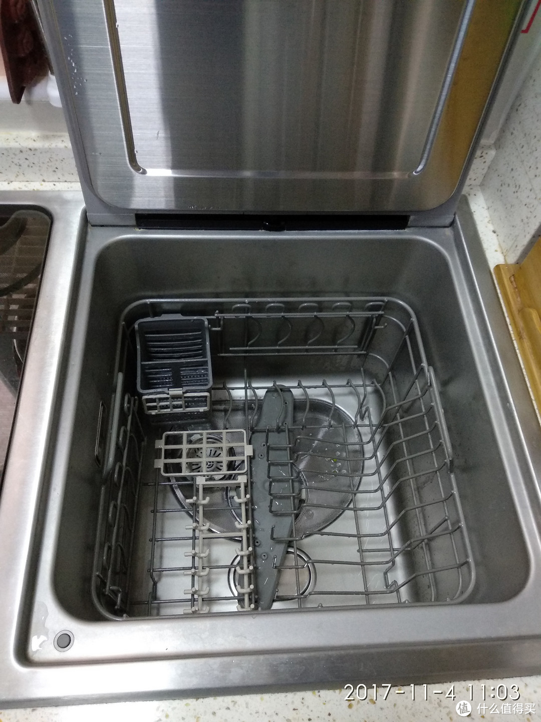 空的洗碗机