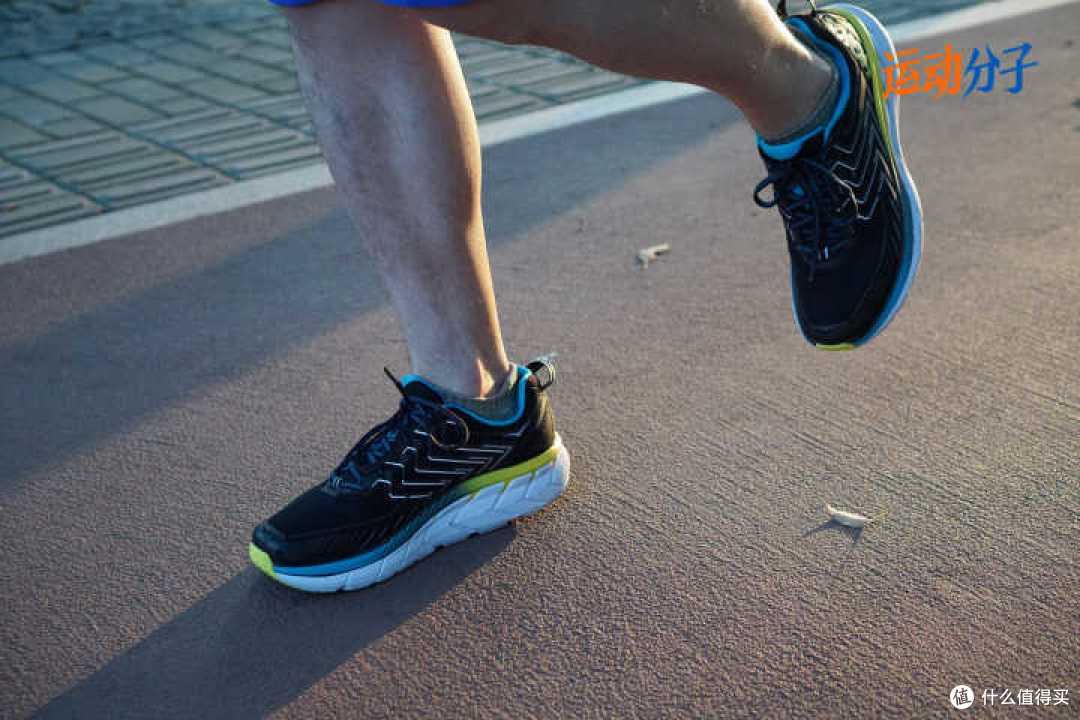HOKA ONE ONE Clifton 4 VS Clayton 2 对比评测:厚实和轻快,硬弹和柔软