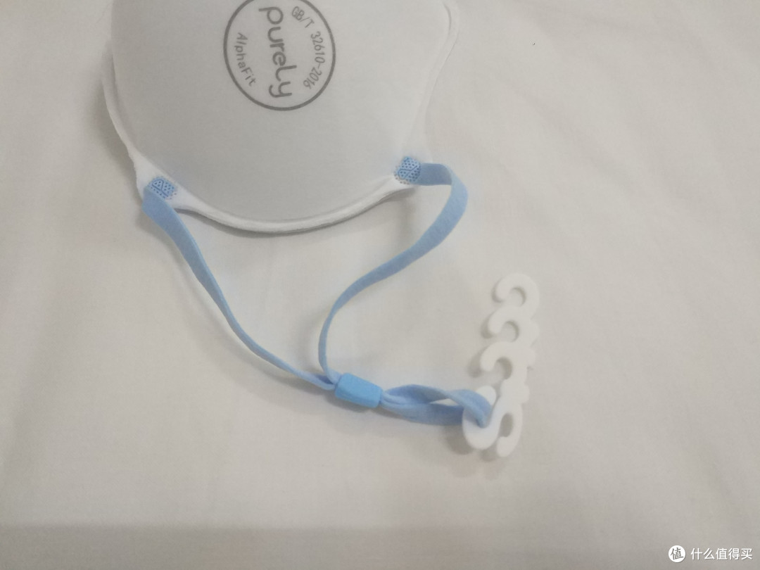 舒适的棉质耳带配有多卡位S形调节扣，轻松调节松紧度。