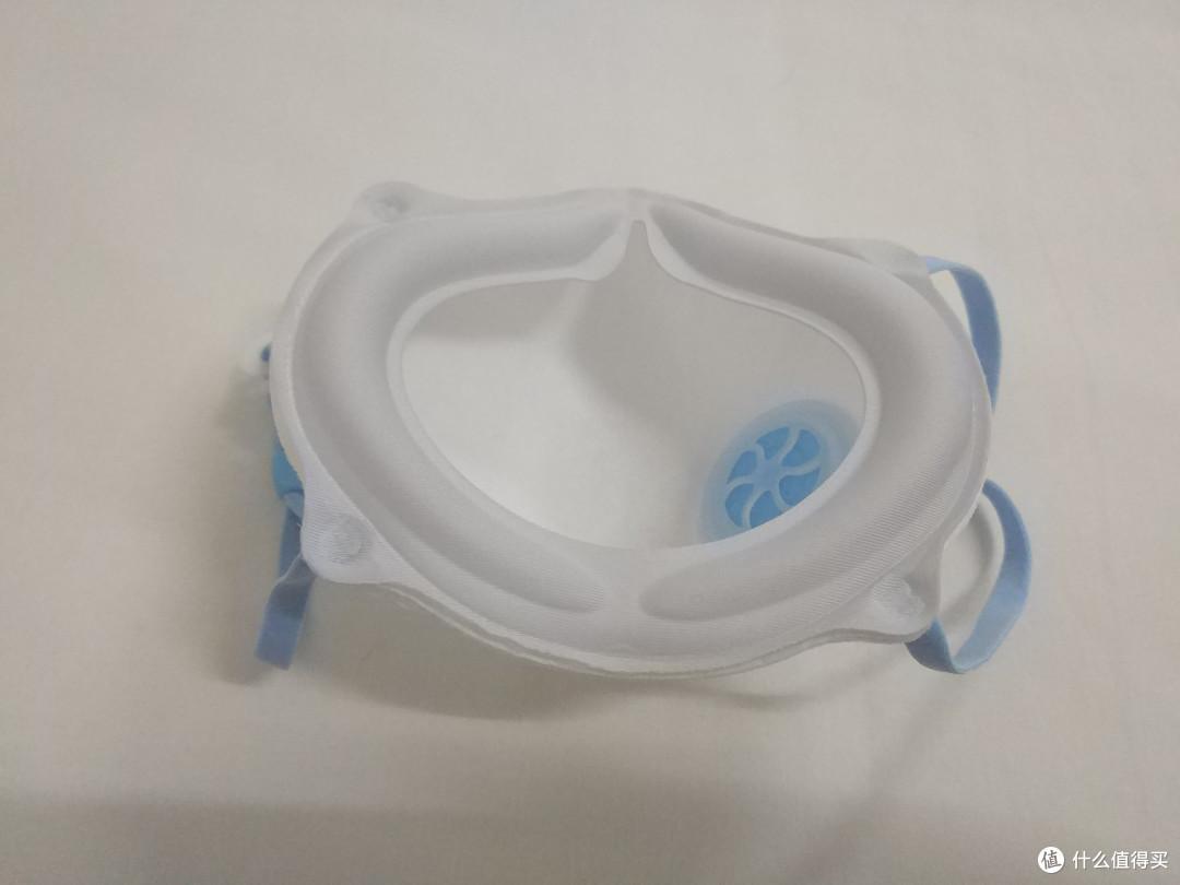 恰当的隆起使口罩有很大的内部空间，很好的提升了佩戴舒适度。