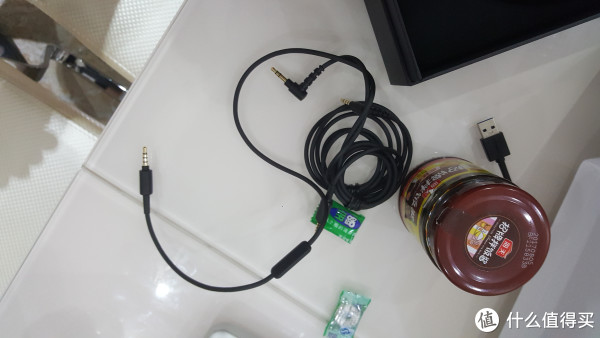开箱的时候以为是一根没有仔细看,一根是有 mic和线控的好像 开箱的时候以为是一根没有仔细看,一根是有 mic和线控的好像