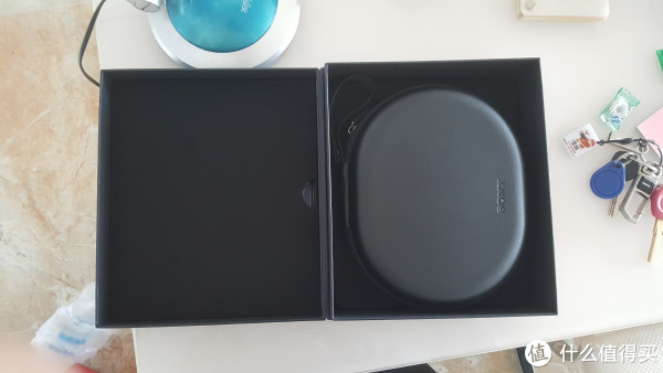 打开后还是左面是纸右面耳机,但是右面是个耳机包 打开后还是左面是纸右面耳机,但是右面是个耳机包