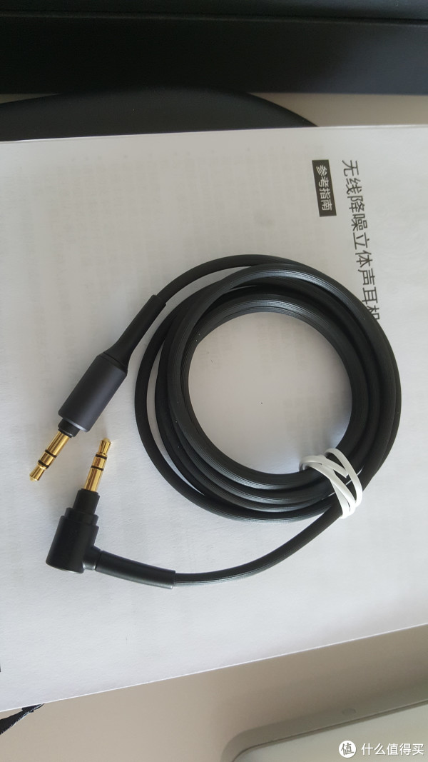 耳机连接线。 耳机连接线。