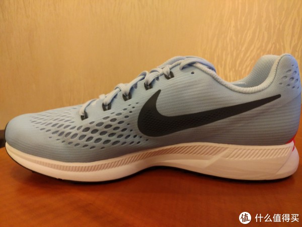 内侧面，NIKE标志同样是反光材料
