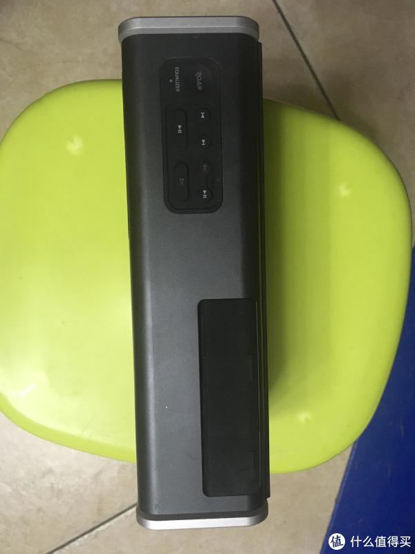 顶部 都是软胶材质 防水考虑 按键质感还行