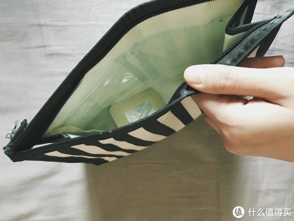 送的小袋子里面还有一面小镜子