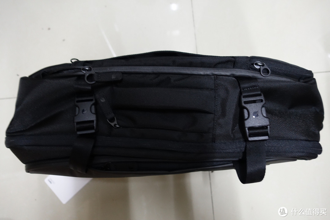背包侧面，有提手，把背负系统收起来后可以当手提包使用。