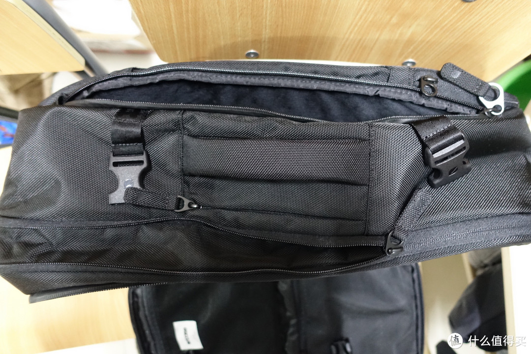 背包上方是电脑隔层的拉链，内部有绒质材料保护电脑。
