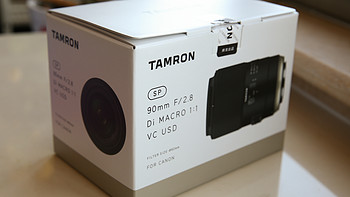 腾龙 SP 90mm F2.8 Di MARCO 1:1 VC USD 全画幅微距镜头外观展示(遮光罩|后盖|开关)