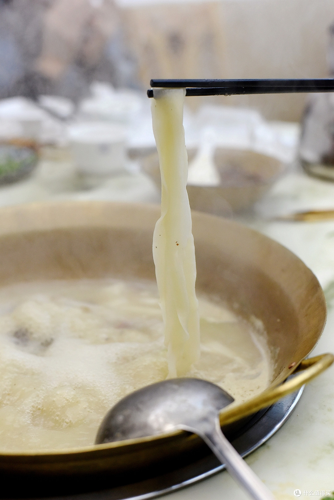 烤羊肉、羊肉火锅!小街内的内蒙古羊肉馆人气挺旺~