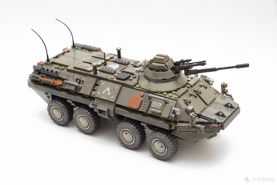 运兵车,找来找去最后发现似乎是俄罗斯的btr-80型八轮两栖装甲运兵车