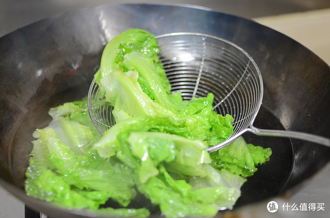 青菜总是做得不够青翠？从简单的烫生菜讲起，了解青菜烹饪的秘诀