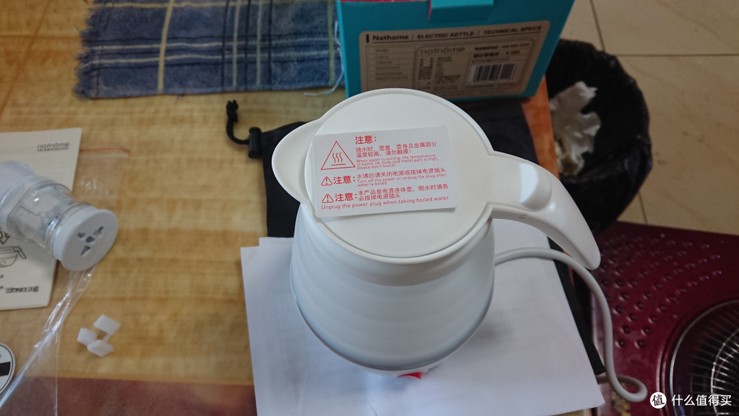 壶口部分包括握把全部采用白色PP材质，表面比较光滑