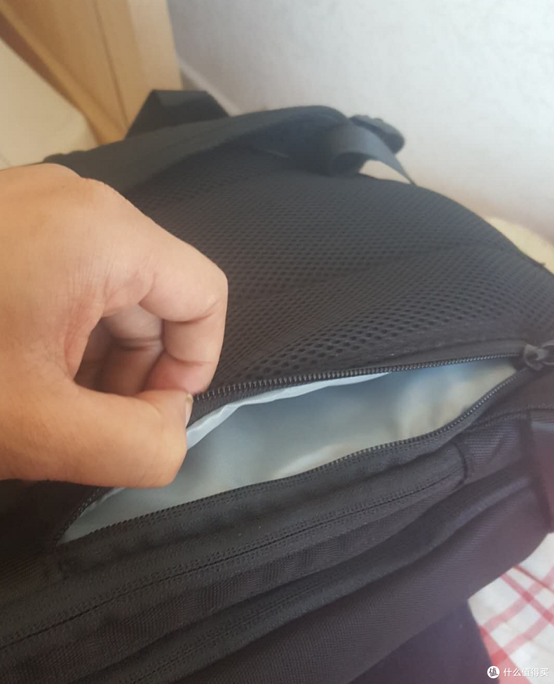 靠近背部有个小口放手机或者充电宝等,比较人性化 靠近背部有个小口放手机或者充电宝等,比较人性化