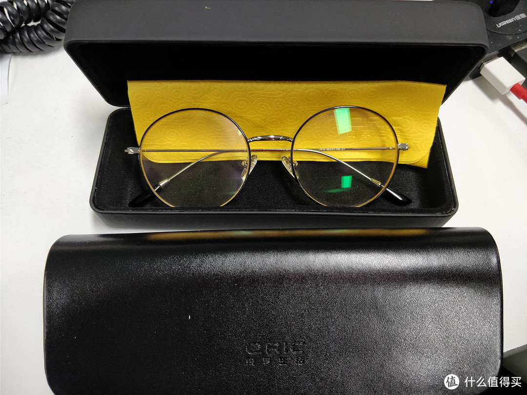 两个眼镜盒合照