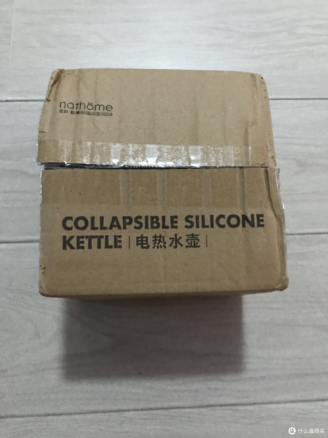 外包装的纸箱，有轻微挤压，纸箱正面