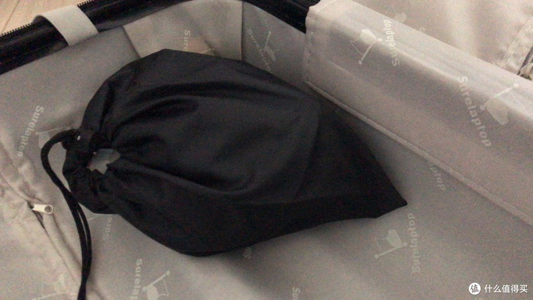 折叠后在24寸旅行箱内所占空间，高度能占一半多