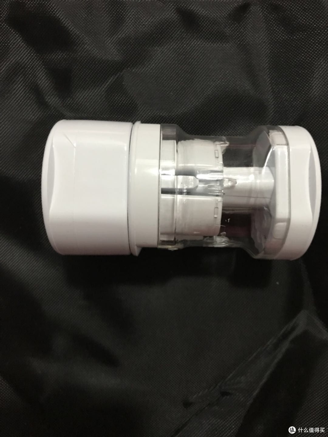 多功能插座的收纳架，可以把三个插座用最小的体积收纳
