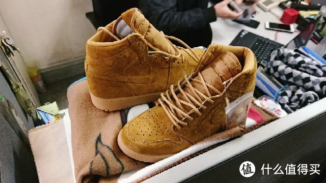 #晒单大赛#入手了一双耐克的大黄靴 AIR JORDAN 1 RETRO HIGH OG WHEAT