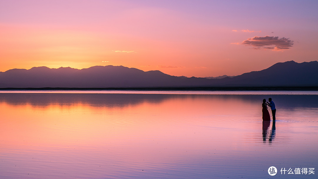 夕阳下粉色的茶卡盐湖宛如天空之镜，D7000+17-50