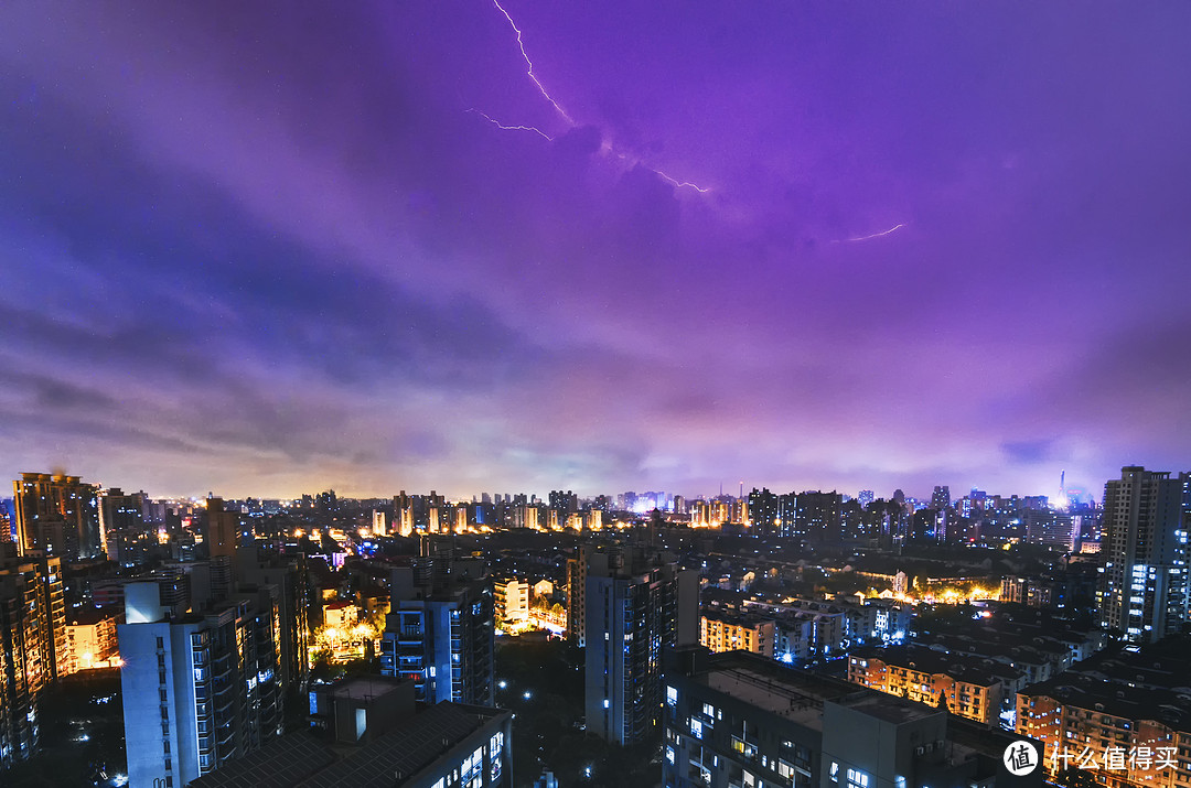 一束闪电划破魔都天际，D7000+11-16,相机顶着雨拍摄