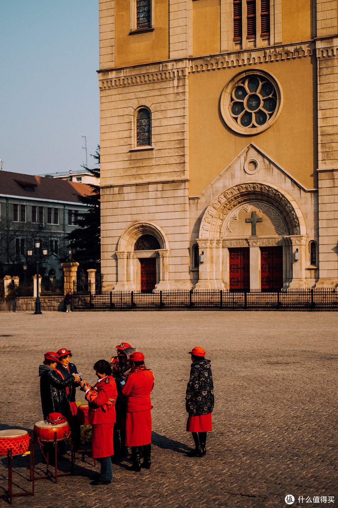 XE2+35F2,圣弥爱尔大教堂下的红衣女性们