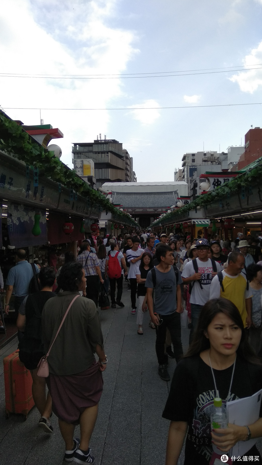 浅草寺到雷门那一段的市场，各种小吃，人多爆了