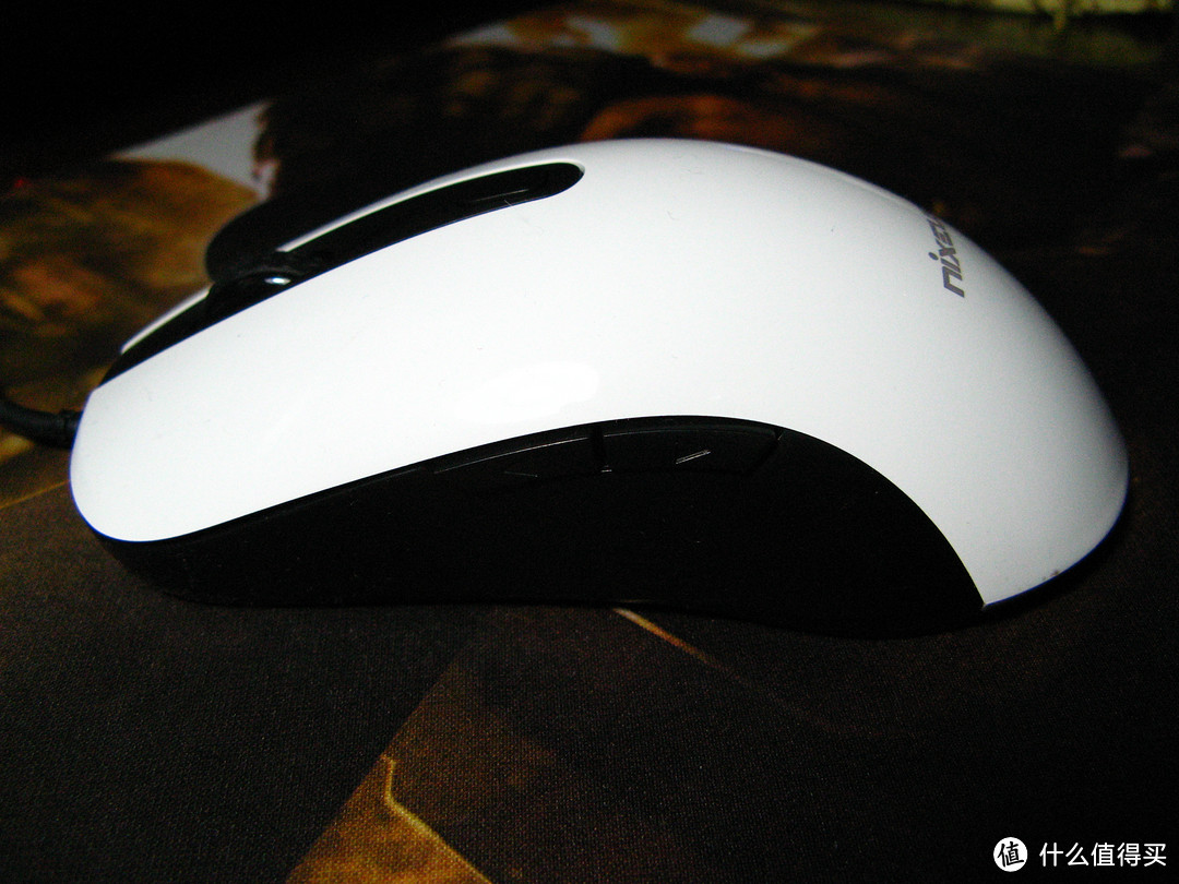 可能是市售非国产品牌最便宜的3360鼠标之一—Nixeus Revel~