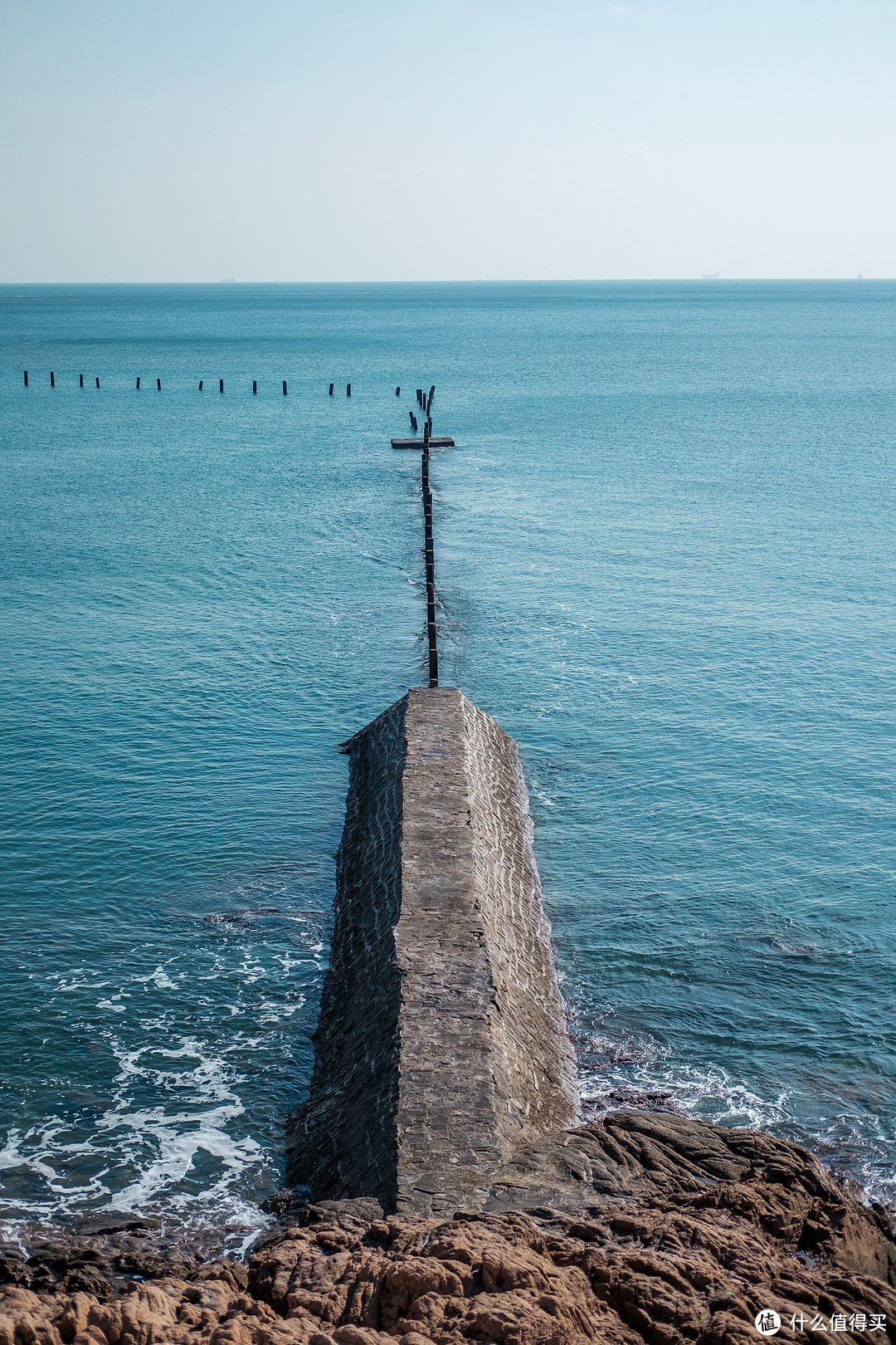 XE2+35F2，海里的木桩宛如十字架