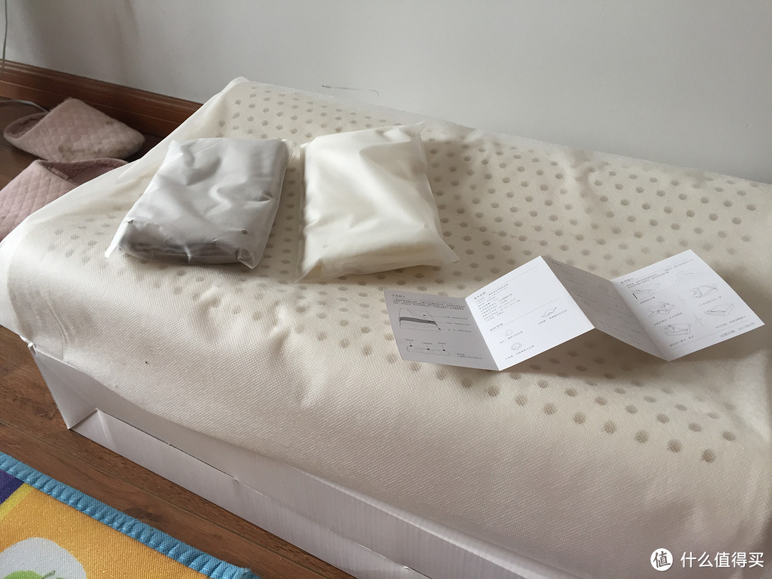 拆开后有2个枕套，一个是直接套乳胶枕的，稍薄，一个套外面的