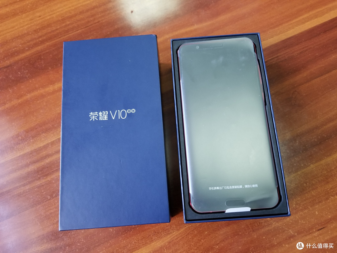 从iphone开始,国产手机都用这样的包装,说实话,荣耀v10盒子质感不是