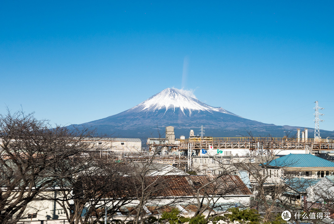 提前看好地图，在车厢连接处的窗前早早等着富士山的出现