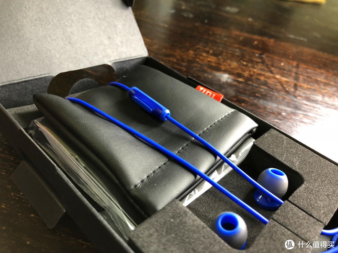 开箱，有点好看的，JBL E15有线耳机