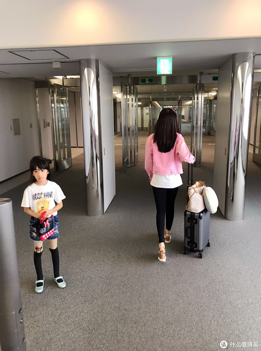 成田机场换机，路途遇见可爱的日本小女孩