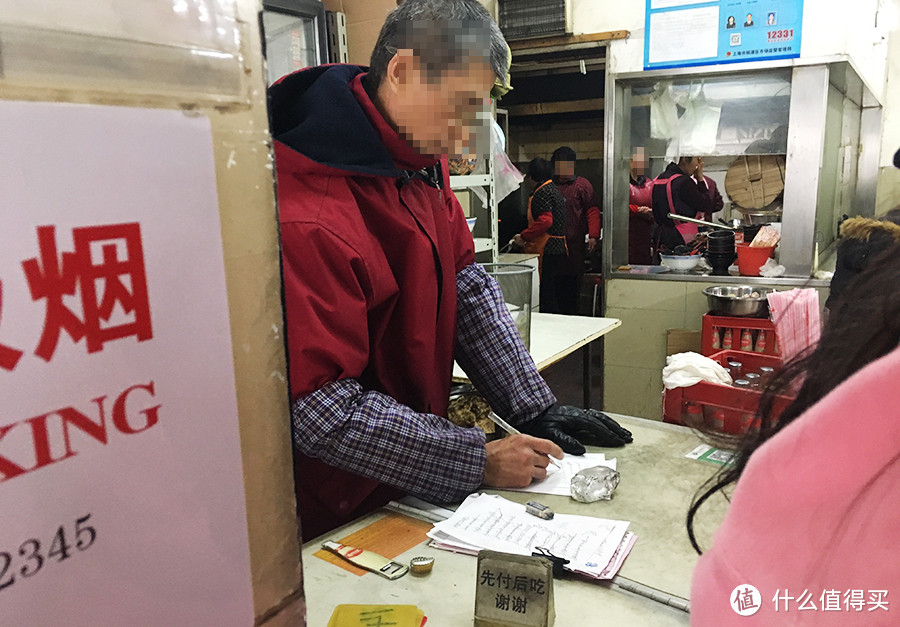 上海最好吃的辣肉面，店里总有个厉害的爷叔