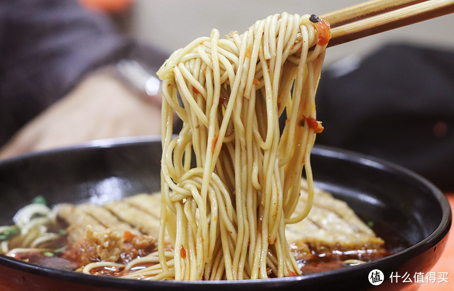 上海最好吃的辣肉面，店里总有个厉害的爷叔