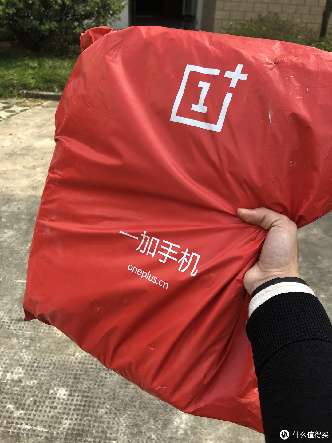 给自己的转正礼物：OnePlus 一加 旅行双肩包（太空黑）