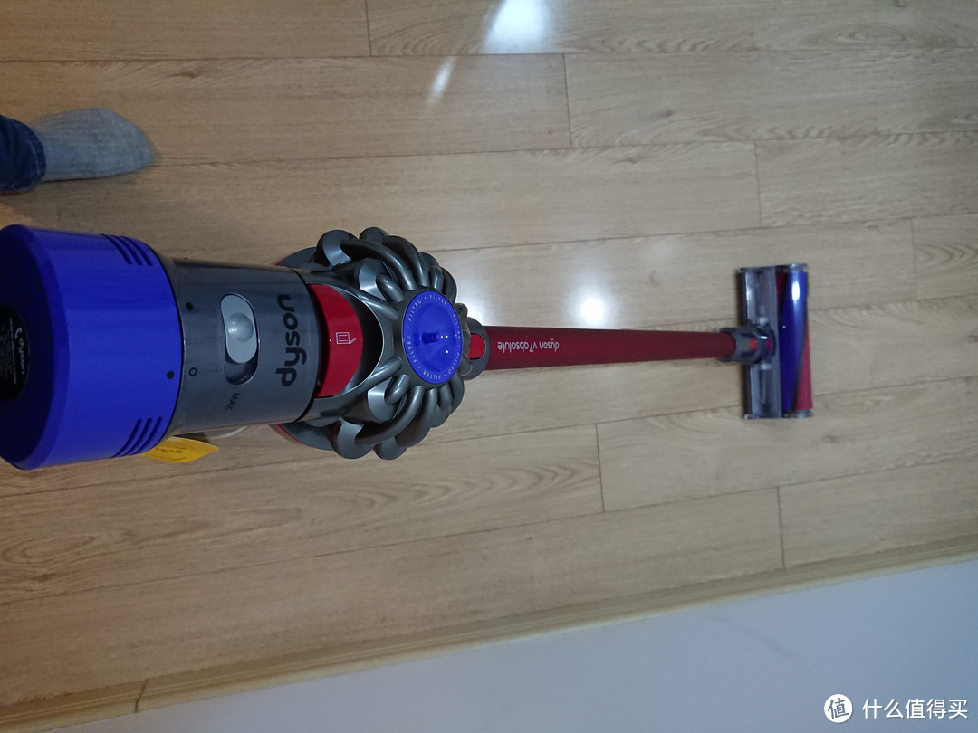 Dyson 戴森 V7 ABSOLUTE 吸尘器 ，我的新玩具~~~其实它只是你干活的工具