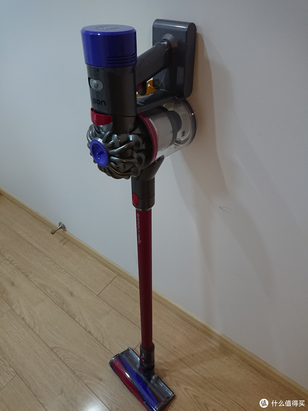 Dyson 戴森 V7 ABSOLUTE 吸尘器 ，我的新玩具~~~其实它只是你干活的工具