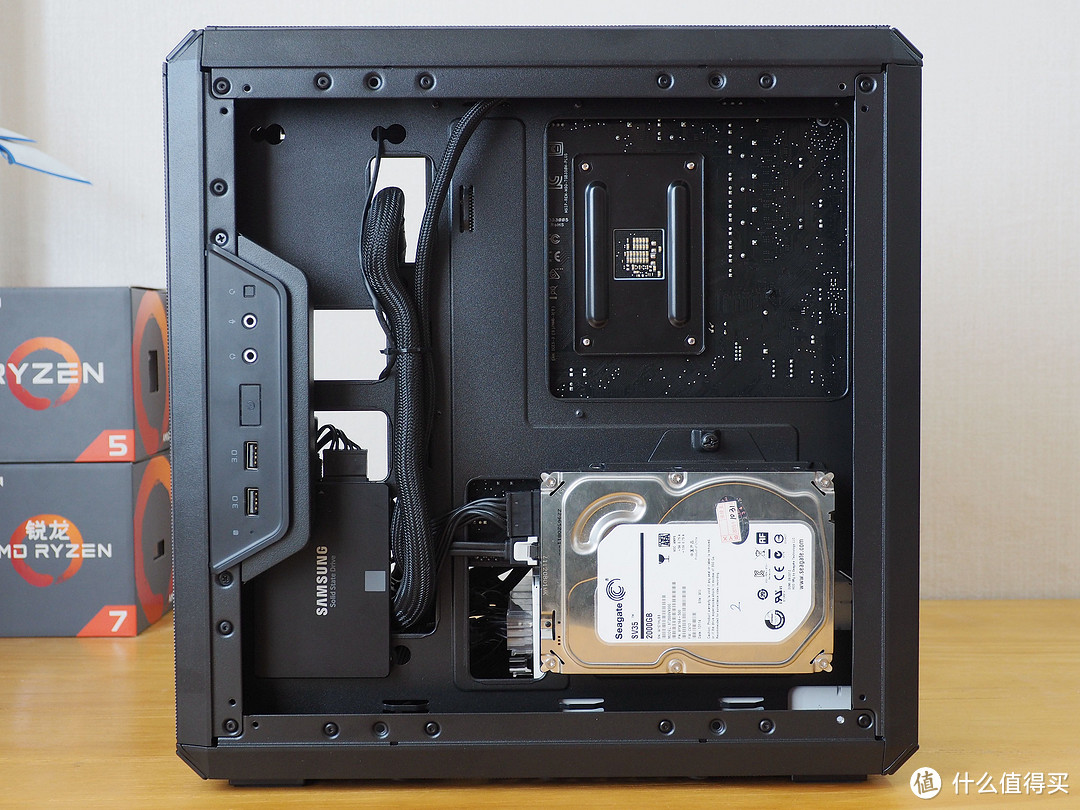 #本站首晒#重新定义I/0面板6方位，轻治桌面纠结者— CoolerMaster 酷冷至尊 MasterBox Q300L 机箱 开箱