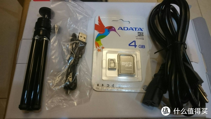 另一个配件包附三腳架,4G SD卡,110V ~240V电源线及USB电源线