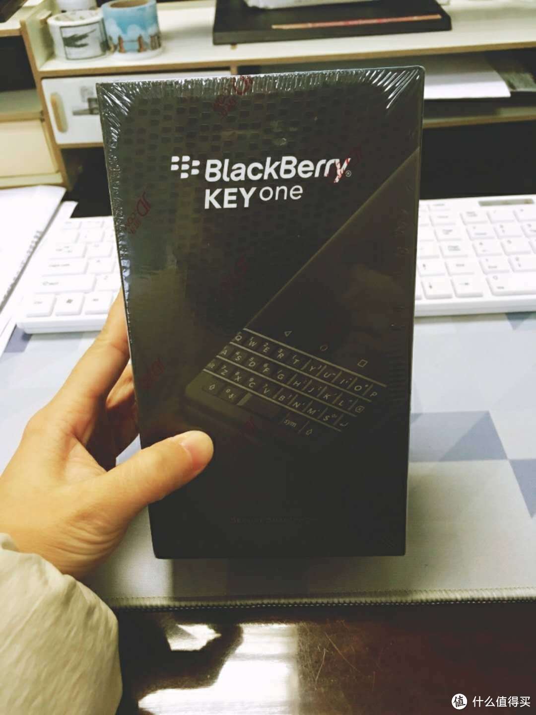 谁说黑莓手机是男人的专利？妹子用起来超酷哒：BlackBerry 黑莓 KEYone 智能手机