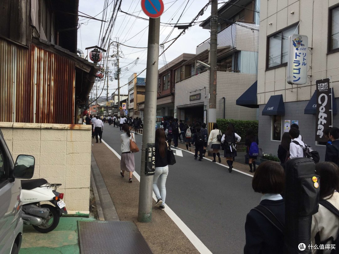京都清晨中学生前去上学