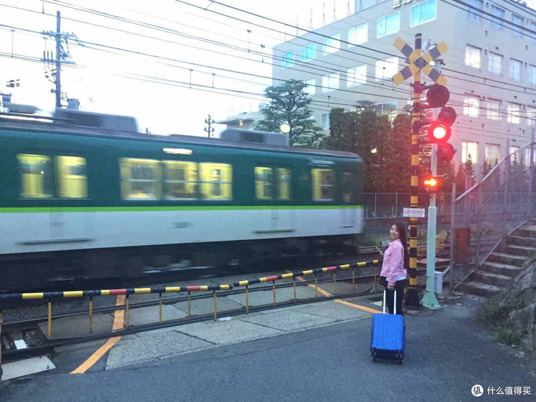 居民区内穿梭的火车