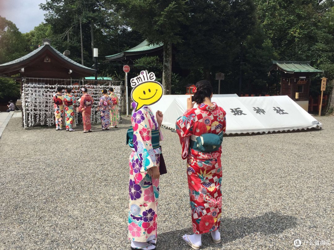 京都古城区内著名的八坂神社，淘宝爆款服饰满街跑