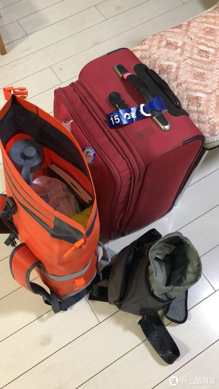 亚航出行老三样，登机箱放潜水装备和我日常用品 15公斤   防水背包放着电脑等  斜挎包放随时要用的东西。 亚航对于托运重量很严格，但是对于登机的目前为止我只在吉隆坡机场被要求称重了一次 所以我常年亚航不买托运