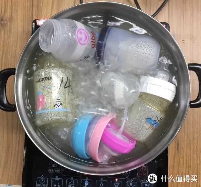 大牌奶瓶又出问题？测了46款奶瓶，我们拉黑了这3款...