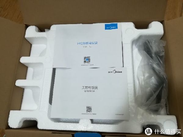 说明书之类，右边塑料袋里黑色的是电源线